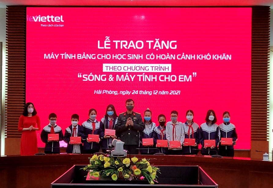 Trung tá Đặng Anh Tuấn, Giám đốc Viettel Hải Phòng trao tặng máy tính bảng cho đại diện học sinh một số trường trên địa bàn thành phố. Ảnh: Thanh Sơn