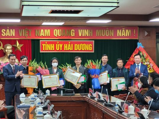 Ông Phạm Xuân Thăng, Bí thư Tỉnh ủy Hải Dương và ông Triệu Thế Hùng, Chủ tịch UBND tỉnh trao tặng bằng khen và quà cho doanh nghiệp tiêu biểu có đóng góp lớn vào ngân sách tỉnh năm 2021. Ảnh: Thanh Sơn
