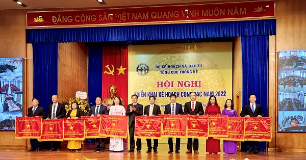Ông Lê Gia Phong, Cục trưởng Cục Thống kê Hải Phòng (thứ 4 từ phải sang) đón nhận Cờ thi đua của Bộ Kế hoạch và Đầu tư. Ảnh: LGP