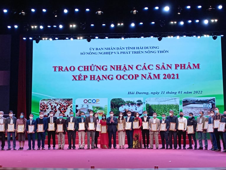 Sở Nông nghiệp và Phát triển nông thôn Hải Dương đã trao giấy chứng nhận sản phẩm OCOP năm 2021 cho 53 sản phẩm của 30 chủ thể. Ảnh: Thanh Sơn