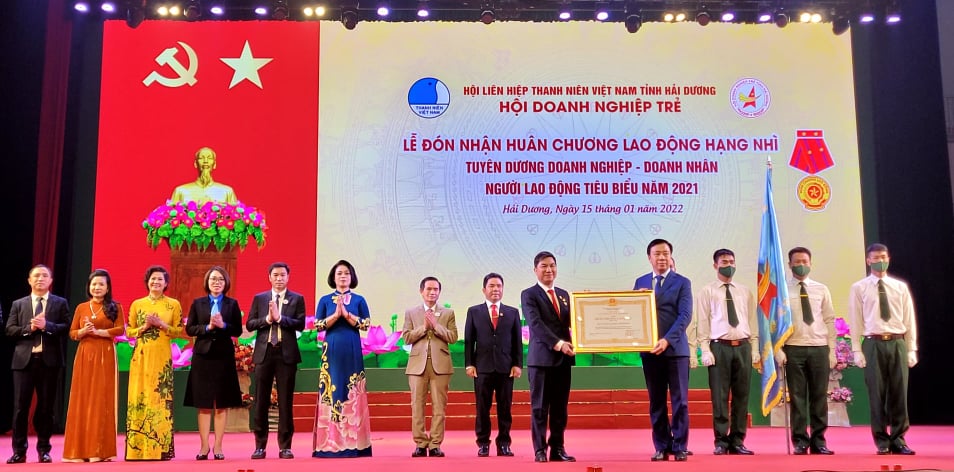 Thừa ủy quyền của Chủ tịch nước, ông Phạm Xuân Thăng, Bí thư Tỉnh ủy Hải Dương đã trao Huân chương lao động hạng nhì cho Hội doanh nghiệp trẻ tỉnh. Ảnh: Thanh Sơn