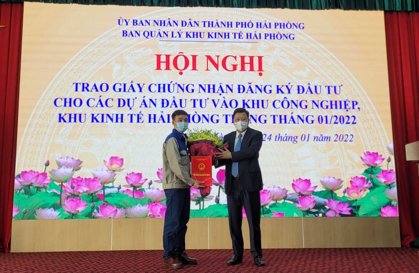 Ông Lê Trung Kiên, Trưởng ban HEZA trao giấy chứng nhận đầu tư cho nhà đầu tư Công ty CP Tôn thép Việt Pháp. Ảnh: Thanh Sơn