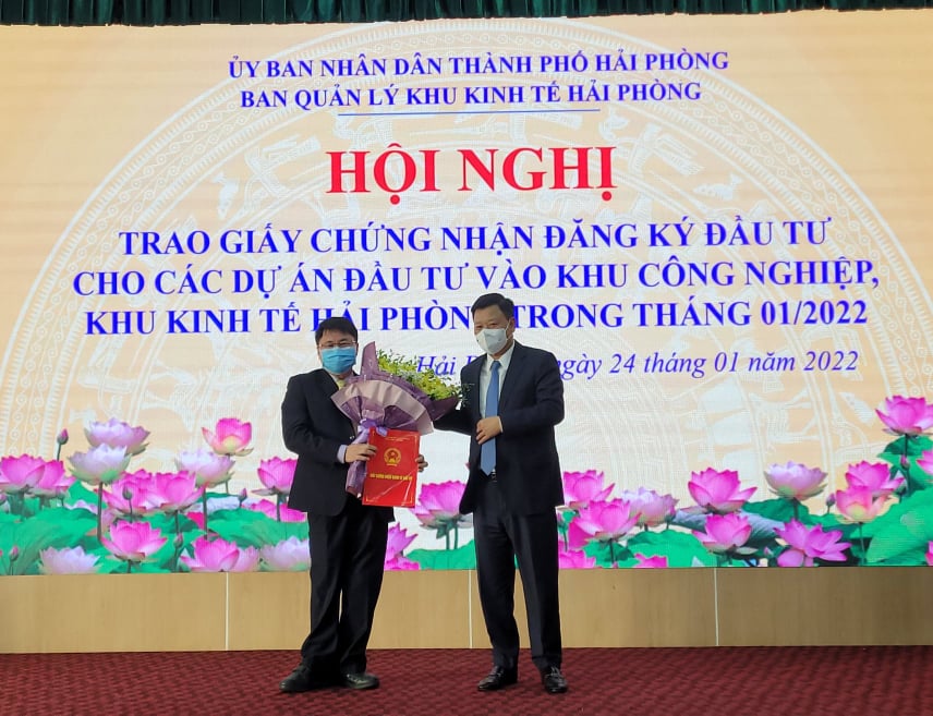 Ông Lê Trung Kiên, Trưởng ban HEZA trao giấy chứng nhận đầu tư cho ông Liao Yun Hoan, Phó TGĐ Công ty TNHH Chilisin Việt Nam. Ảnh: Thanh Sơn