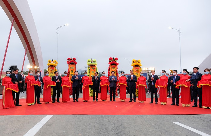 Phó Thủ tướng Chính phủ Lê Văn Thành cùng lãnh đạo Thành phố Hải Phòng cắt băng thông xe kỹ thuật cầu Rào. Ảnh: Hồng Phong