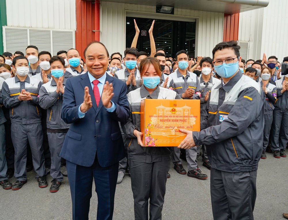 Chủ tịch nước Nguyễn Xuân Phúc tặng quà cho công nhân lao động của Nhà máy sản xuất ô tô Vinfast. Ảnh: Đàm Thanh