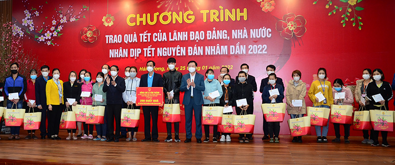 Phó Thủ tướng Lê Văn Thành và Bí thư Tỉnh ủy Phạm Xuân Thăng trao quà Tết cho công nhân gặp khó khăn vì dịch bệnh. Ảnh: Thành Chung