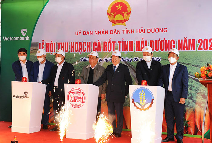 Các đại biểu nhấn nút khai mạc Lễ hội thu hoạch cà rốt tỉnh Hải Dương năm 2022. Ảnh: Thành Chung
