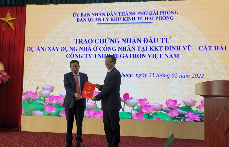 Ông Lê Trung Kiên, Trưởng ban Ban Quản lý Khu kinh tế Hải Phòng trao giấy chứng nhận đầu tư Dự án xây dựng nhà ở công nhân cho đại diện Công ty TNHH Pegatron Việt Nam. Ảnh: Thanh Sơn