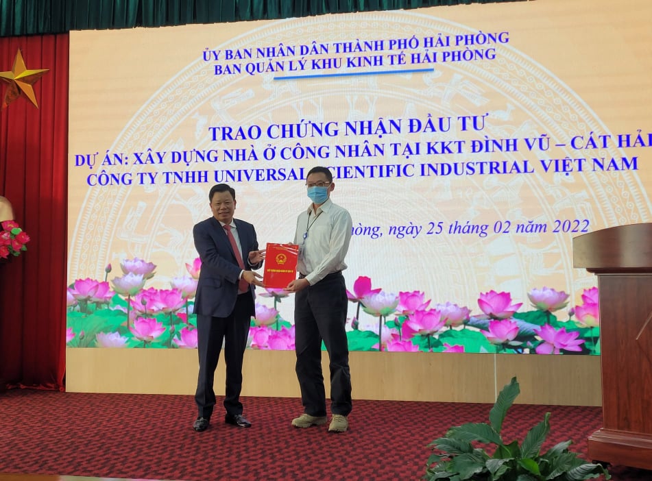 Ông Lê Trung Kiên, Trưởng ban Ban Quản lý Khu kinh tế Hải Phòng trao giấy chứng nhận đầu tư Dự án xây dựng nhà ở công nhân cho đại diện Công ty TNHH Universal Scientific Industrial Việt Nam. Ảnh: Thanh Sơn