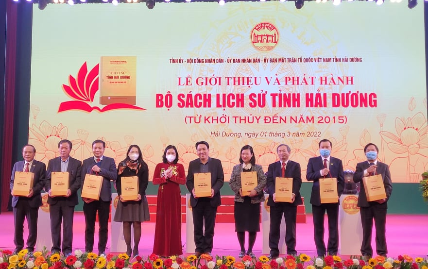 Bà Nguyễn Thị Ngọc Bích, Phó Chủ tịch Thường trực HĐND tỉnh Hải Dương trao tặng sách cho các nhà khoa học, nhà nghiên cứu. Ảnh: Thanh Sơn