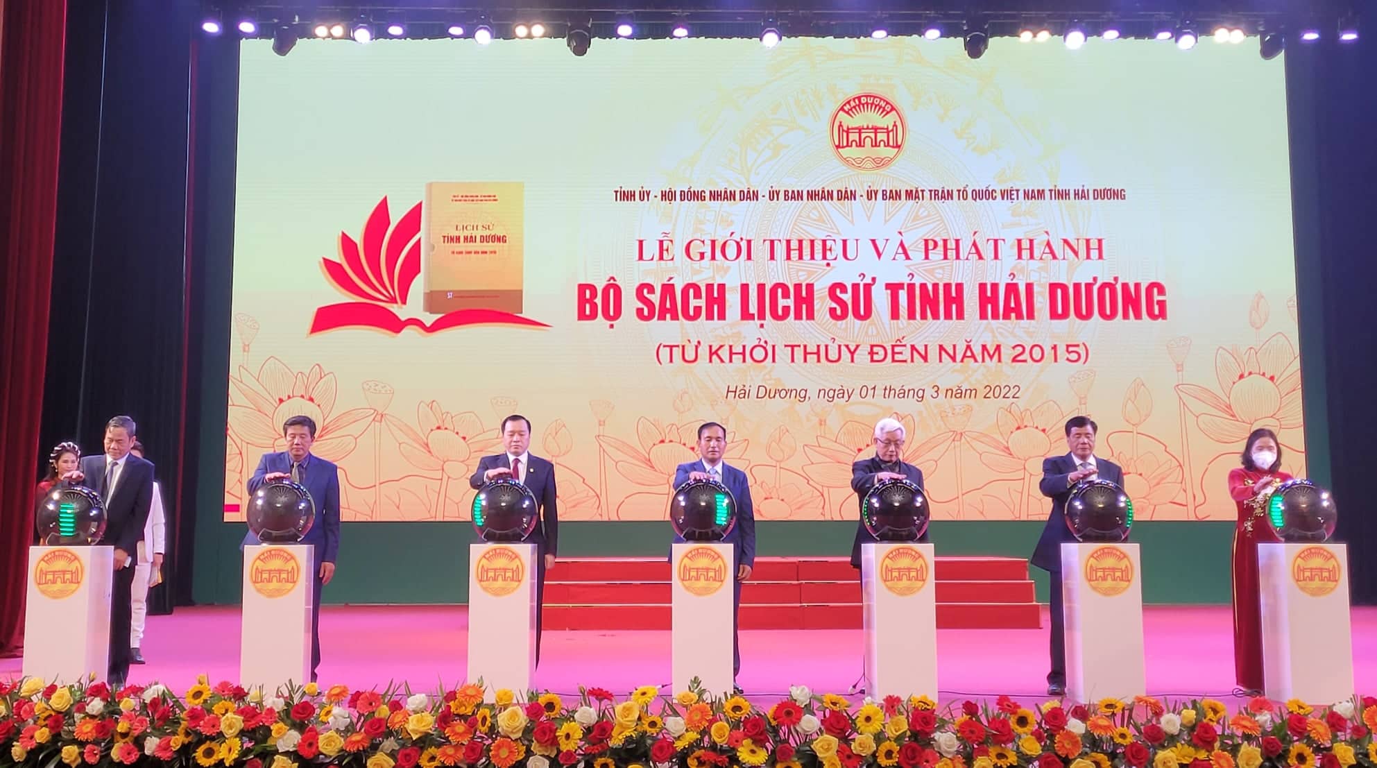 Các đại biểu đã thực hiện nghi lễ nhấn nút phát hành đưa Bộ sách Lịch sử tỉnh Hải Dương lên Cổng Thông tin điện tử tỉnh. Ảnh: Thanh Sơn