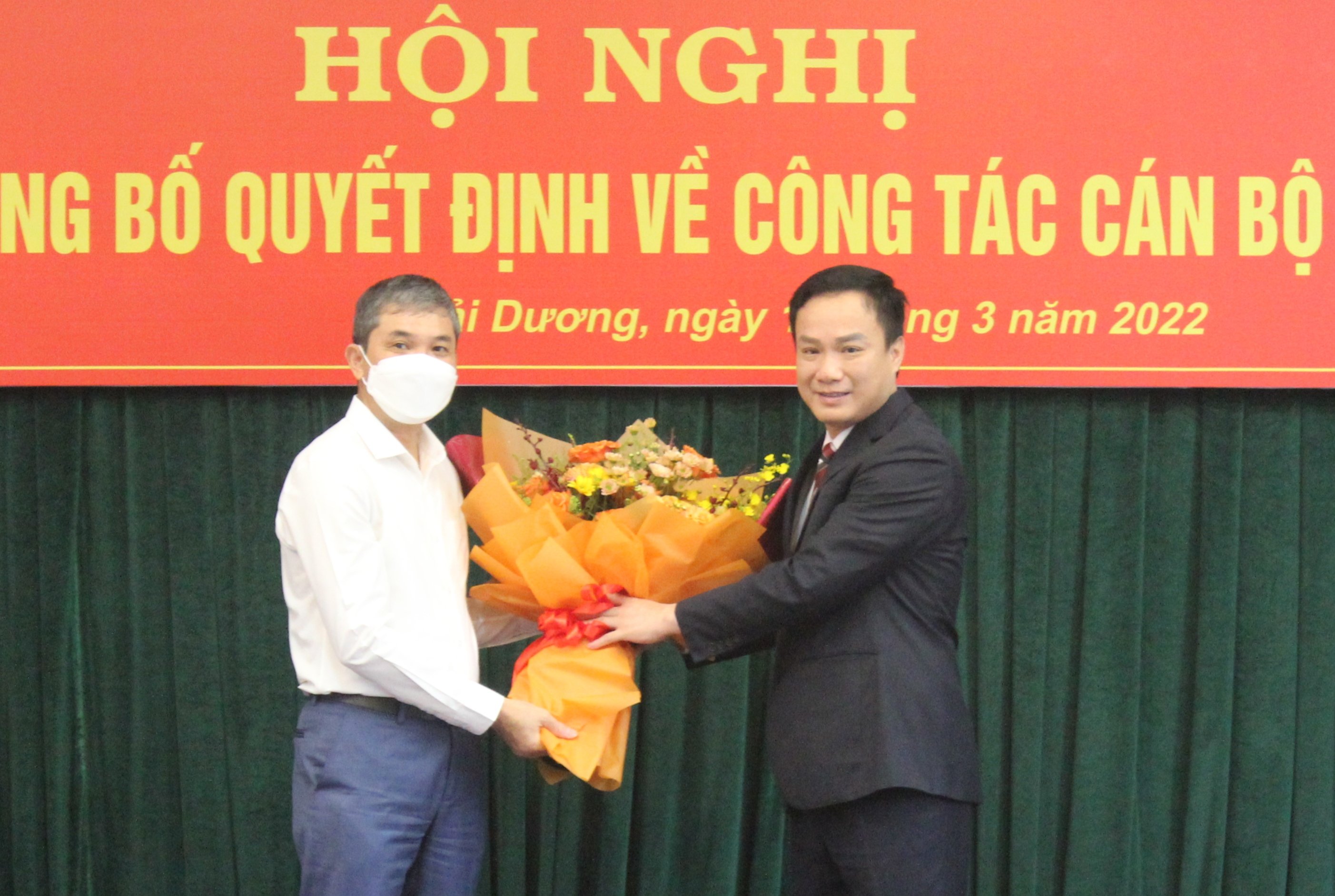 Ông Triệu Thế Hùng, Chủ tịch UBND tỉnh Hải Dương tặng hoa chúc mừng ông Trương Văn Hơn được giao nhiệm vụ mới. Ảnh: Hoàng Biên