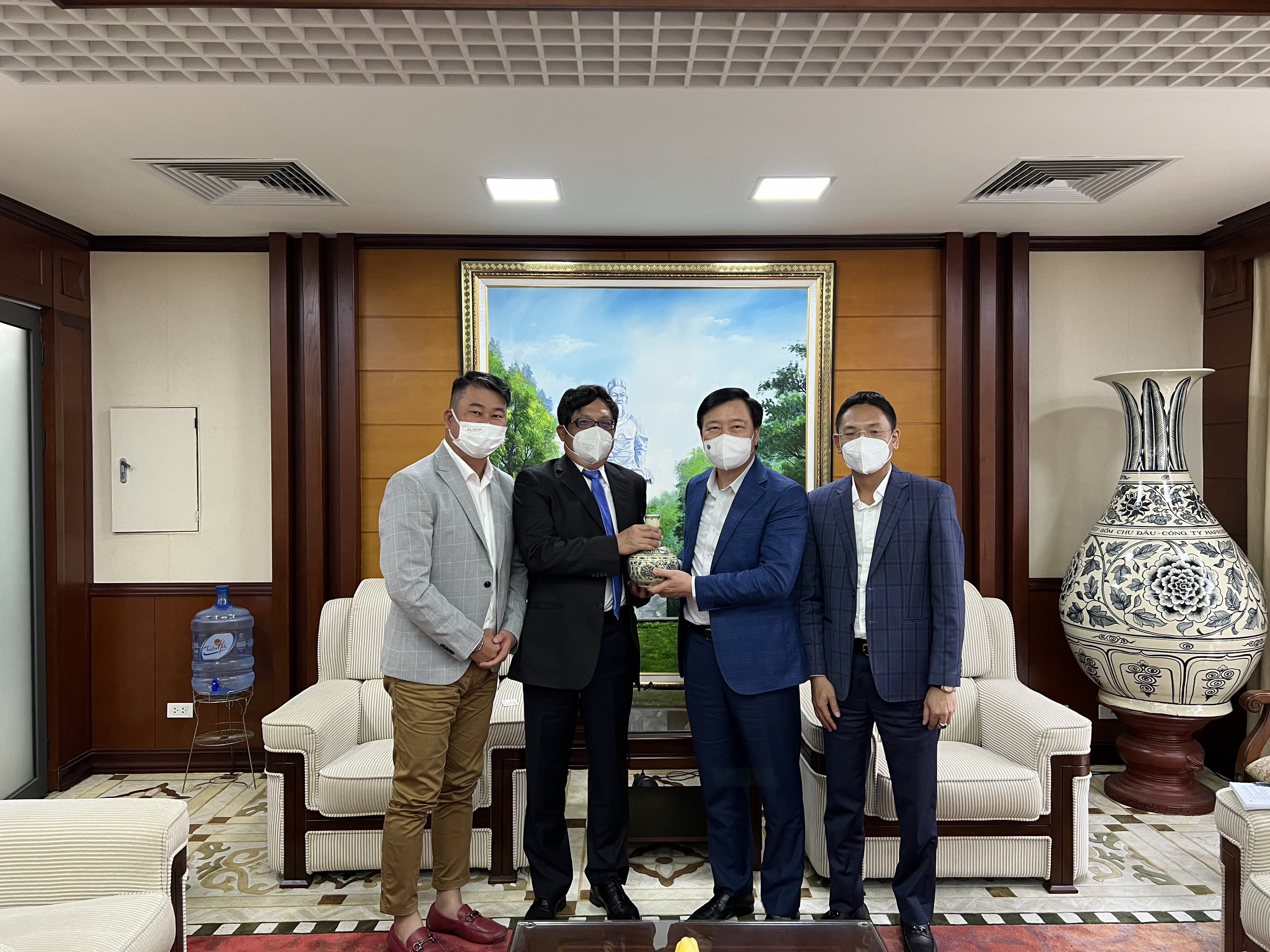 Ông Phạm Xuân Thăng, Bí thư Tỉnh ủy Hải Dương tặng quà lưu niệm cho ông Chu Kuang Pei, Phó Chủ tịch HĐQT công ty TNHH Sinotech. Ảnh: TD