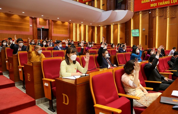 Các đại biểu HĐND tỉnh biểu quyết thông qua các Nghị quyết tại Kỳ họp thứ 7