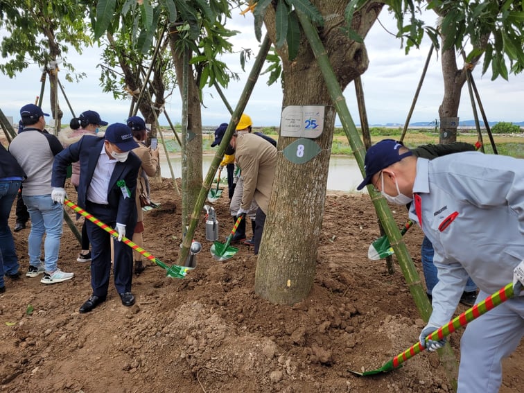 Lãnh đạo DEEP C cùng lãnh đạo Ban Quản lý Khu kinh tế Hải Phòng trồng cây. Ảnh: Thanh Sơn