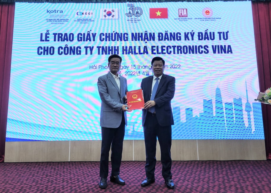 Ông Lê Trung Kiên, Trưởng ban HEZA trao Giấy chứng nhận điều chỉnh tăng vốn đầu tư cho Công ty TNHH Halla Electronics Vina. Ảnh: Thanh Sơn