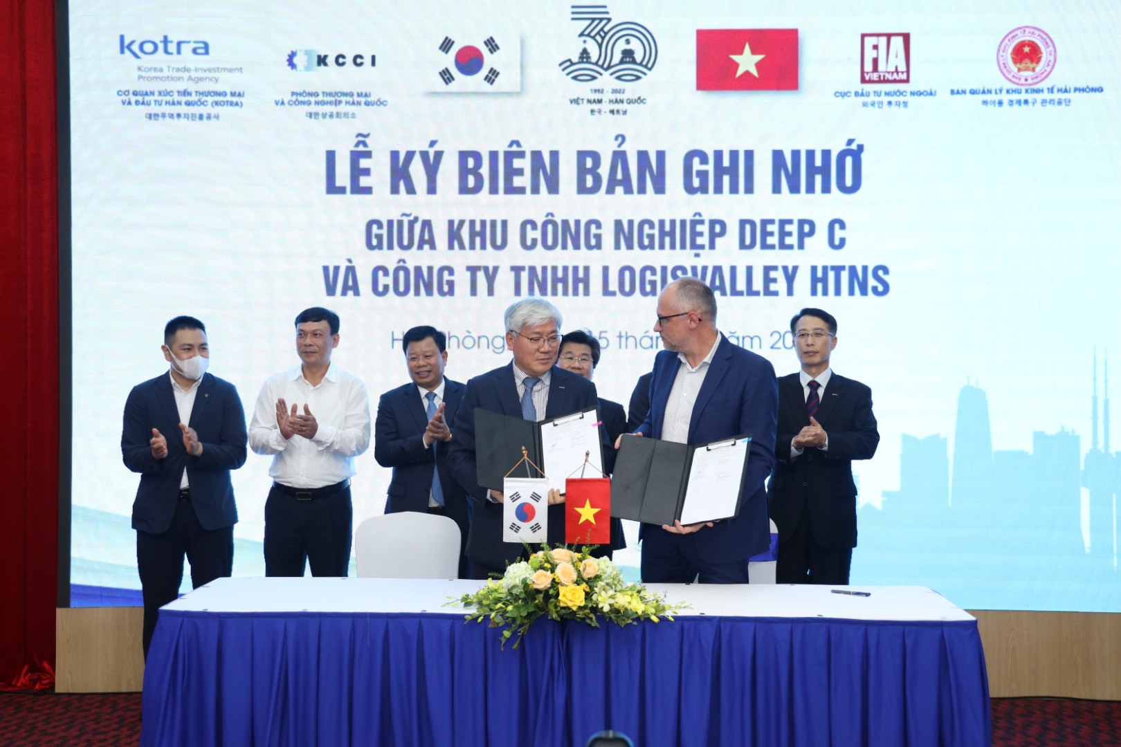 Lễ ký biên bản ghi nhớ KCN Deep C và Công ty TNHH LogisValley HTNS về việc nghiên cứu lắp đặt mái pin năng lượng mặt trời. Ảnh: Thanh Sơn