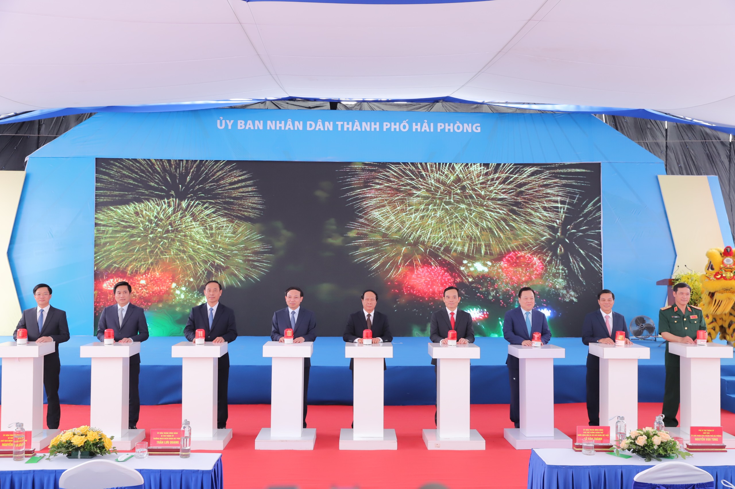 Phó Thủ tướng Chính phủ Lê Văn Thành cùng lãnh đạo TƯ, lãnh đạo hai địa phương Hải Phòng và Quảng Ninh nhấn nút khởi công xây dựng cầu Bến Rừng