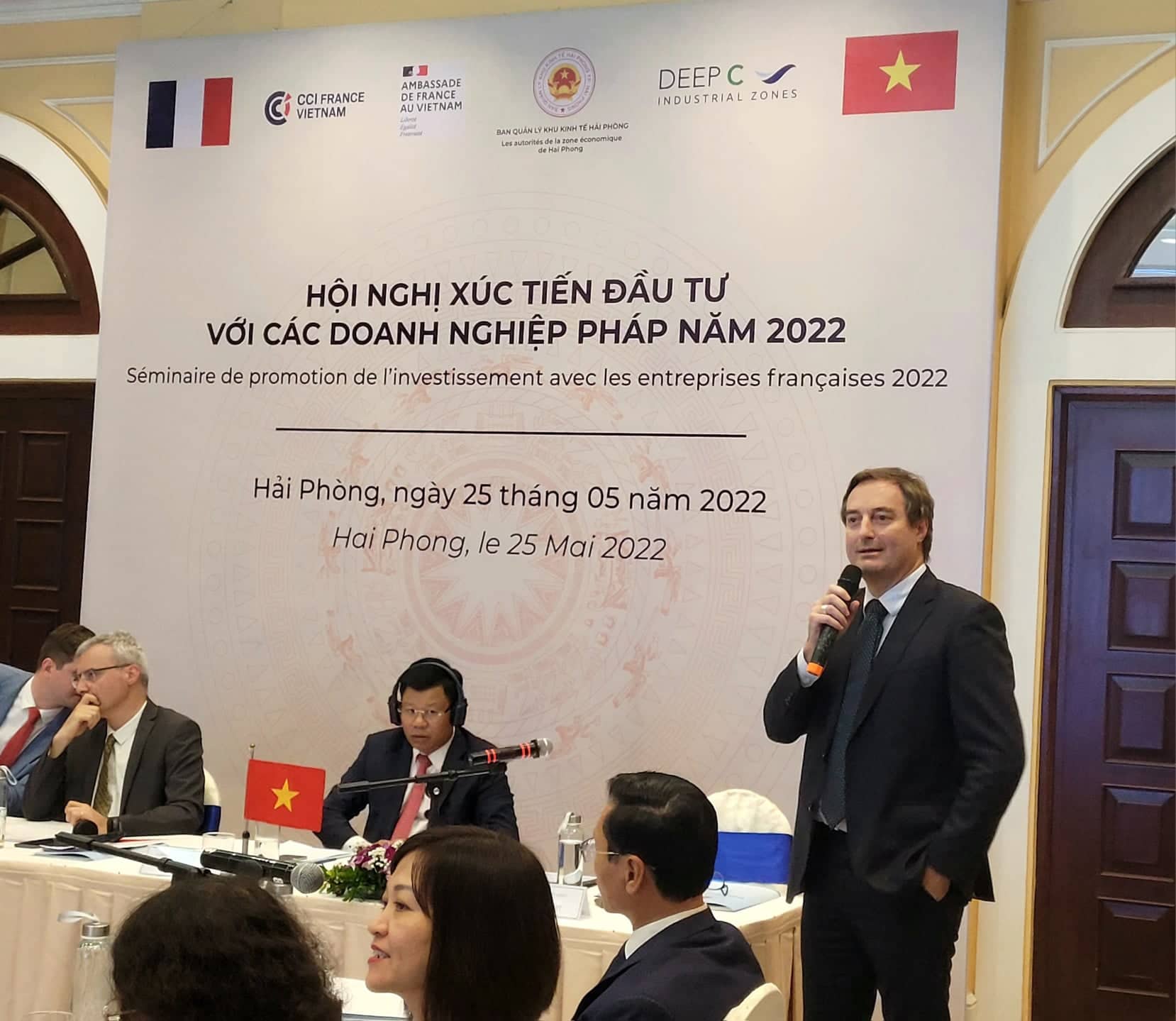 Ông Bruno Jaspaert, Tổng Giám đốc Tổ hợp Khu công nghiệp DEEP C đã giới thiệu về KCN DEEP C cũng như trả lời, giải đáp nhiều câu hỏi của các doanh nghiệp Pháp