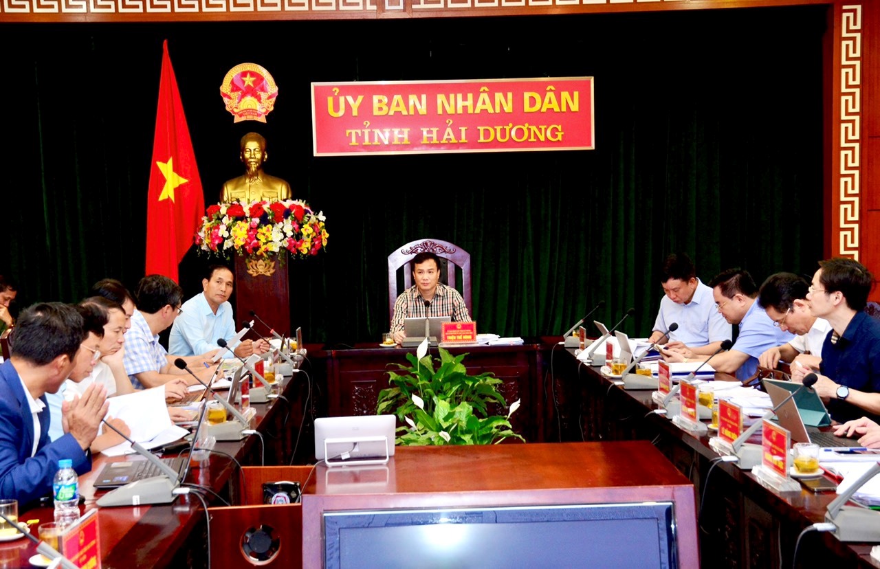 Ông Triệu Thế Hùng, Chủ tịch UBND tỉnh Hải Dương chủ trì phiên họp thường kỳ tháng 5/2022