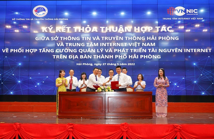 Trung tâm Internet Việt Nam và Sở Thông tin và Truyền thông Hải Phòng thực hiện việc ký Thỏa thuận hợp tác