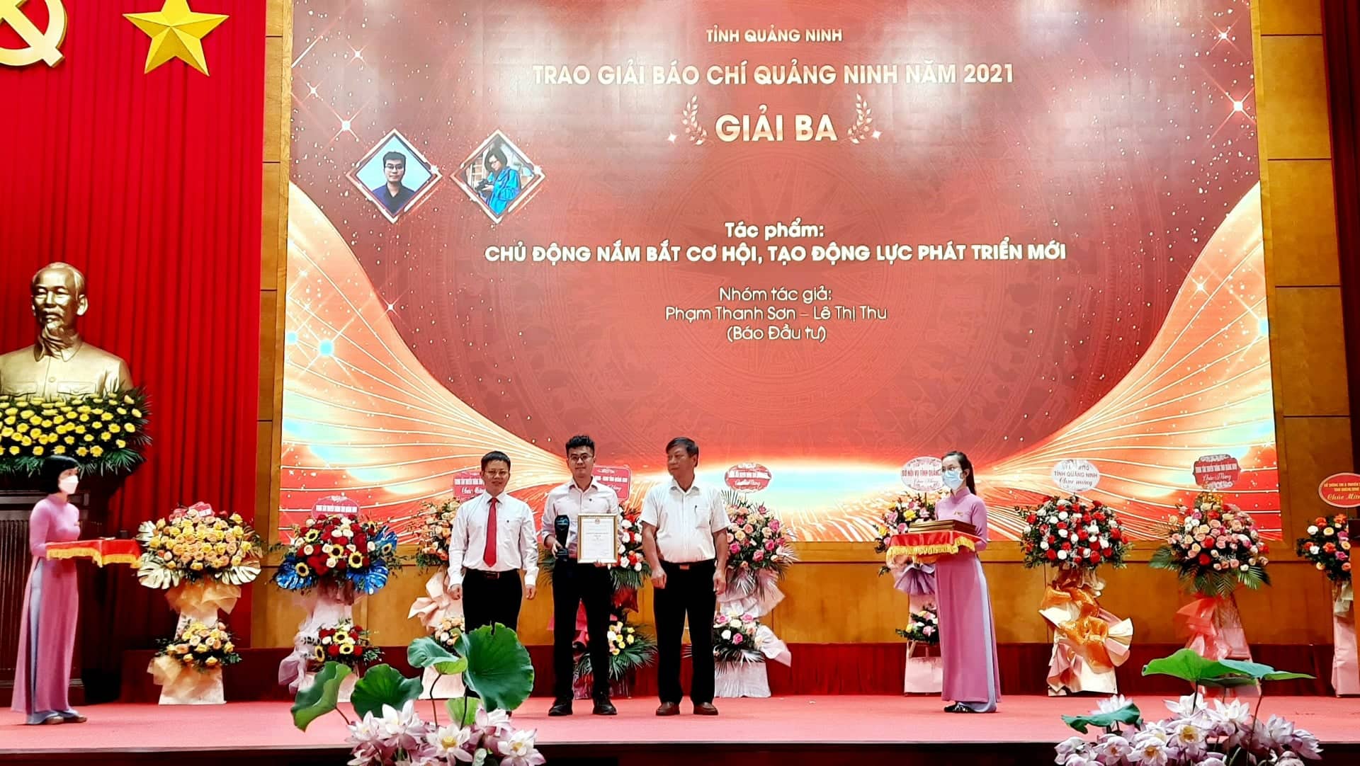 Đại diện phóng viên báo Đầu tư - Văn phòng Hải Phòng nhận giải Ba - Giải Báo chí Quảng Ninh năm 2021
