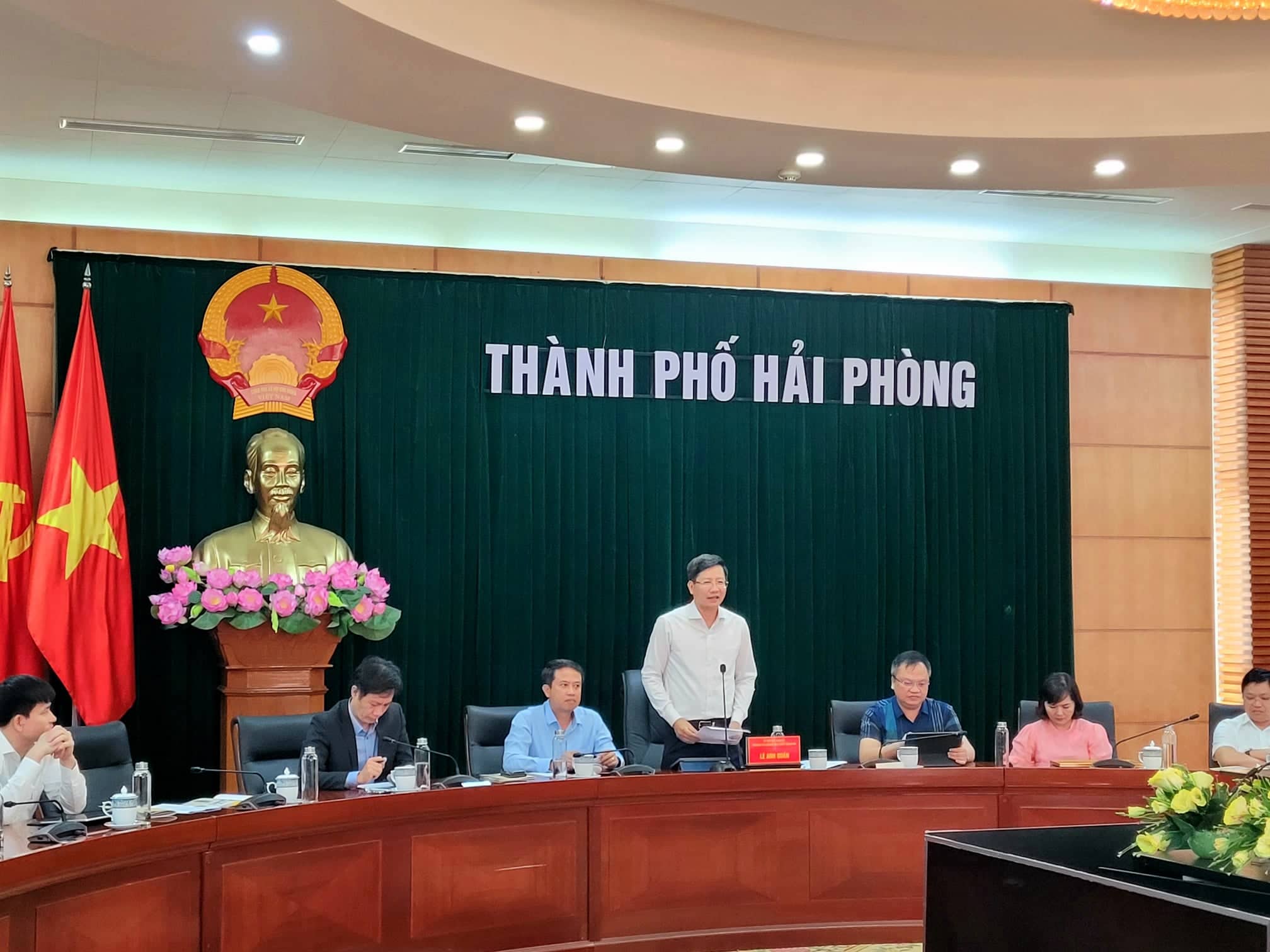 Ông Lê Anh Quân, Phó Chủ tịch Thường trực UBND thành phố Hải Phòng phát biểu tại hội nghị