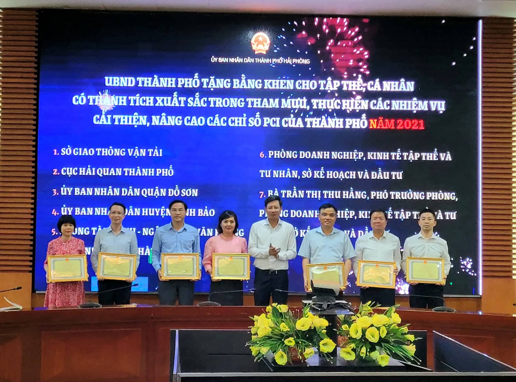 Ông Lê Anh Quân, Phó Chủ tịch Thường trực UBND thành phố Hải Phòng trao Bằng khen cho các tập thể và cá nhân