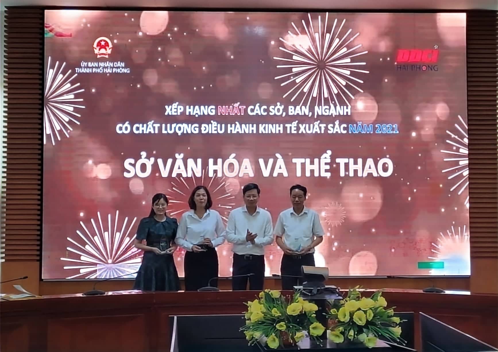 Phó Chủ tịch Thường trực UBND thành phố Lê Anh Quân trao  Kỷ niệm chương cho các sở, ngành và các địa phương