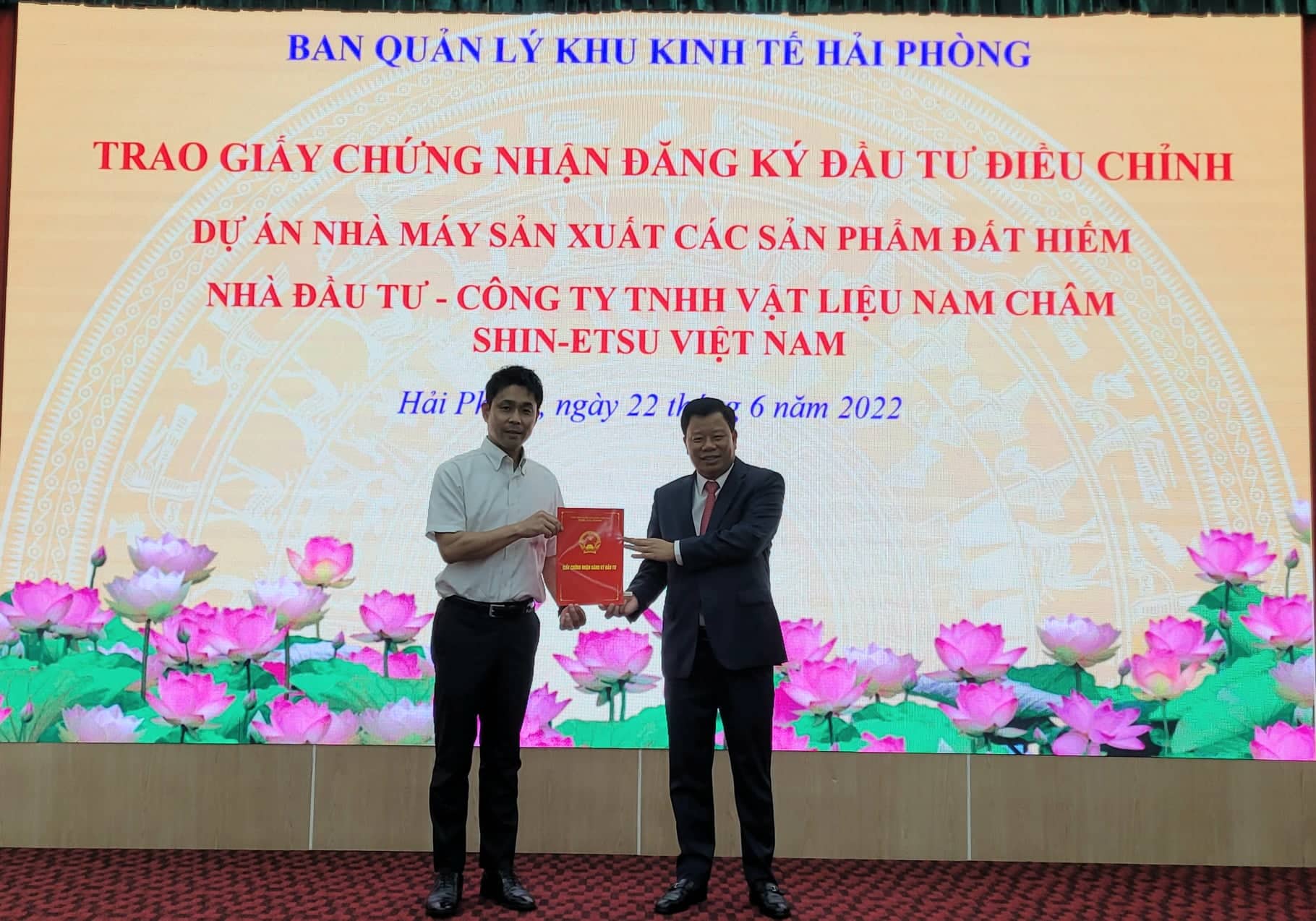 Trao Giấy chứng nhận đăng ký đầu tư cho các Dự án đầu tư vào các KCN, KKT