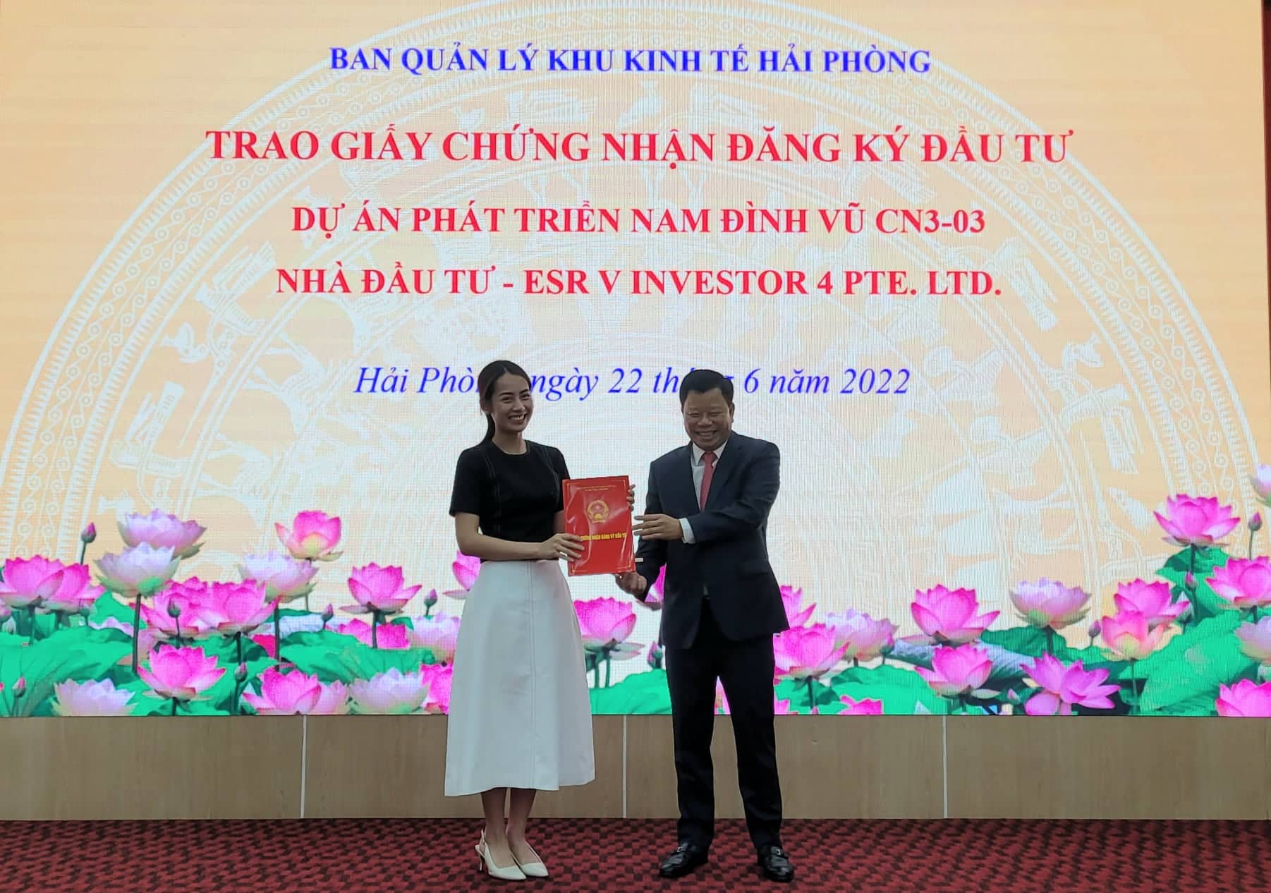 Trao Giấy chứng nhận đăng ký đầu tư cho các Dự án đầu tư vào các KCN, KKT