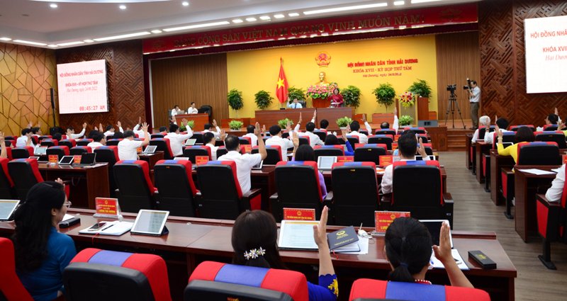 Các đại biểu biểu quyết thông qua Nghị quyết kỳ họp