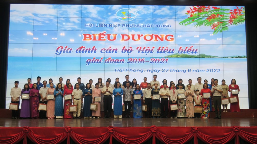 Biểu dương 21 gia đình cán bộ Hội tiêu biểu