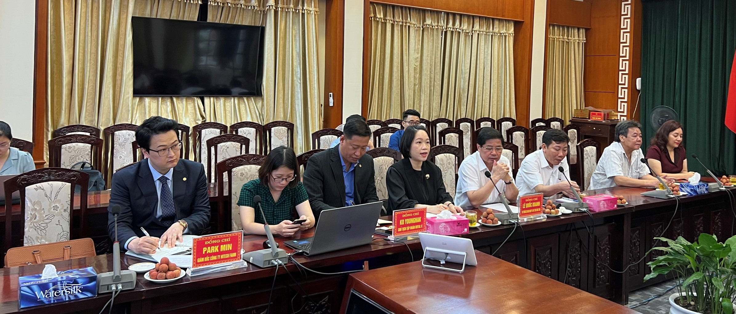 Đoàn đoàn công tác của Bộ NN-PTNT và lãnh đạo Tập đoàn Royal K, Công ty TNHH Hi-Tech Farm (Hàn Quốc) làm việc với UBND tỉnh Hải Dương để tìm kiếm cơ hội đầu tư nông nghiệp công nghệ cao tại địa phương