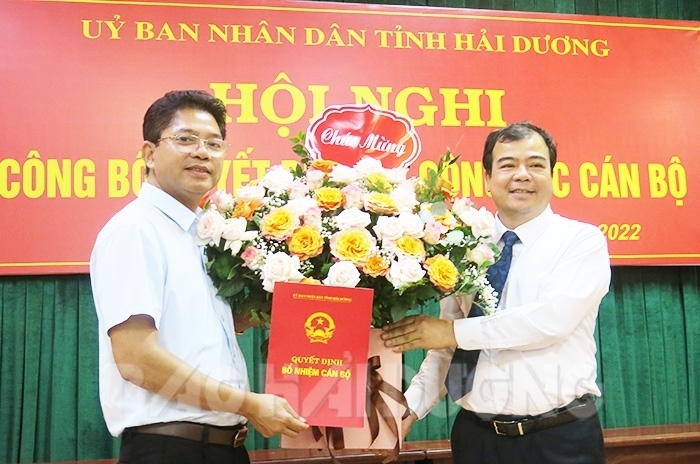 Ông Nguyễn Minh Hùng, Phó Chủ tịch UBND tỉnh Hải Dương trao quyết định của Chủ tịch UBND tỉnh cho ông Phạm Văn Mạnh nhận chức Phó Giám đốc Sở Khoa học và Công nghệ Hải Dương, quyền Giám đốc sở từ ngày 22/6/2022. Ảnh: baohaiduong.vn