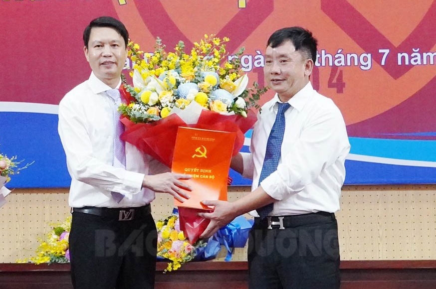 Ông Trần Văn Quân, Phó Chủ tịch UBND tỉnh Hải Dương trao quyết định của Ban Thường vụ Tỉnh ủy điều động ông Nguyễn Hữu Phúc đến công tác tại TP.Hải Dương. Ảnh: baohaiduong.vn