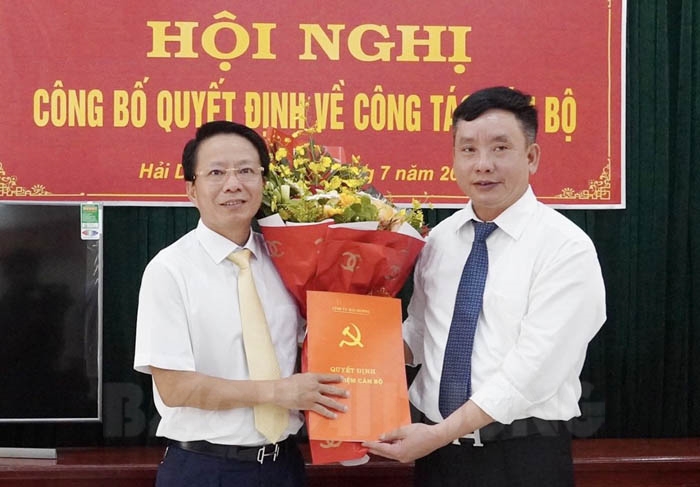 Ông Trần Văn Quân, Phó Chủ tịch UBND tỉnh Hải Dương trao quyết định của Chủ tịch UBND tỉnh điều động, bổ nhiệm ông Trương Mạnh Long giữ chức vụ Phó Giám đốc Sở Kế hoạch và Đầu tư. Ảnh: baohaiduong.vn