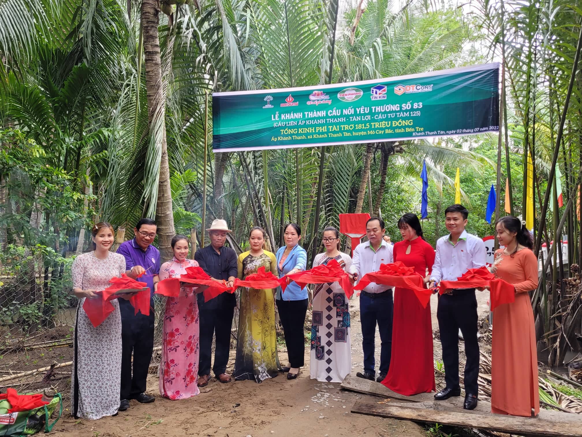 Các đại biểu cắt băng khánh thành cầu nối yêu thương số 83. Ảnh: Thanh Sơn