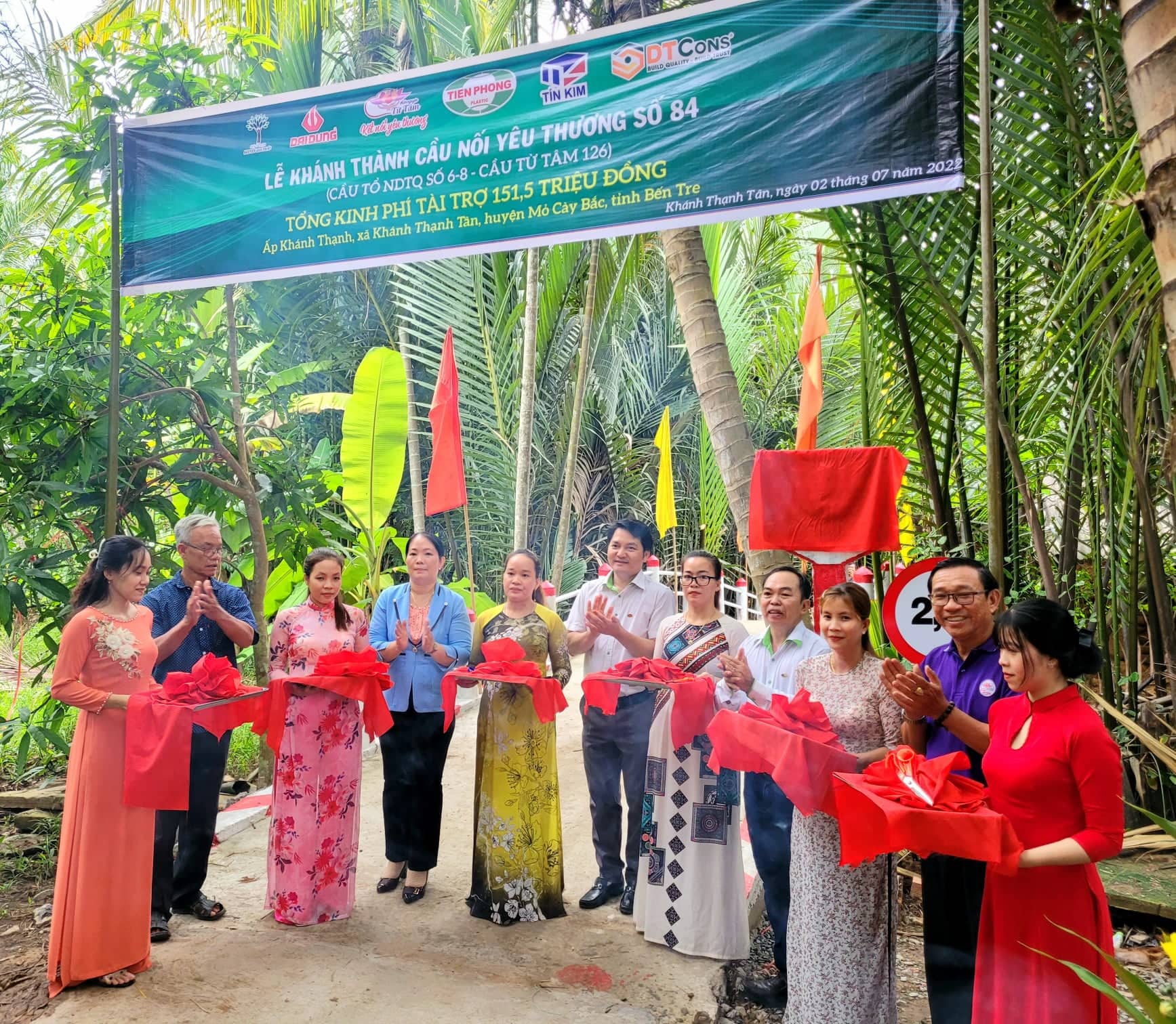 Các đại biểu cắt băng khánh thành cầu nối yêu thương số 84. Ảnh: Thanh Sơn