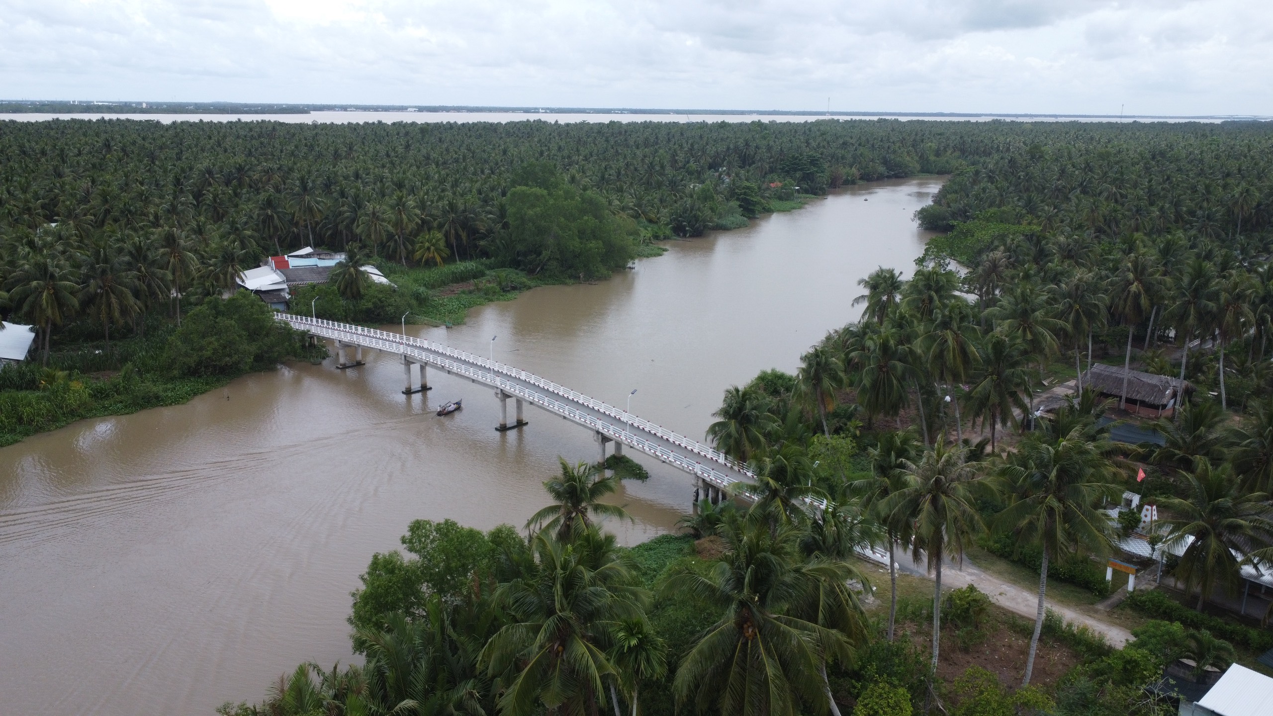 Cầu nối yêu thương số 57 (Cầu Từ Tâm 71) trong chương trình “Cầu nối yêu thương” được xây dựng tại ấp Phú Trạch 1 và ấp Long Trạch, xã Cẩm Sơn, huyện Mỏ Cày Nam, tỉnh Bến Tre. Ảnh: Phan Tuấn