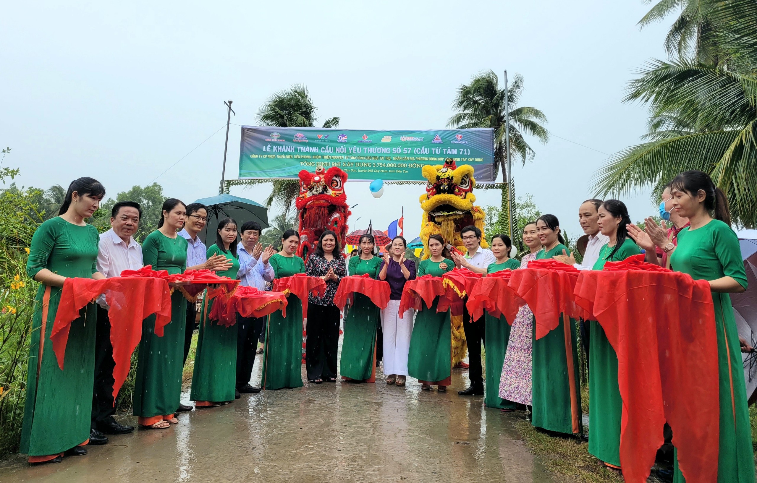 Lãnh đạo tỉnh, địa phương và các nhà tài trợ cắt băng khánh thành cầu nối yêu thương số 57. Ảnh: Thanh Sơn