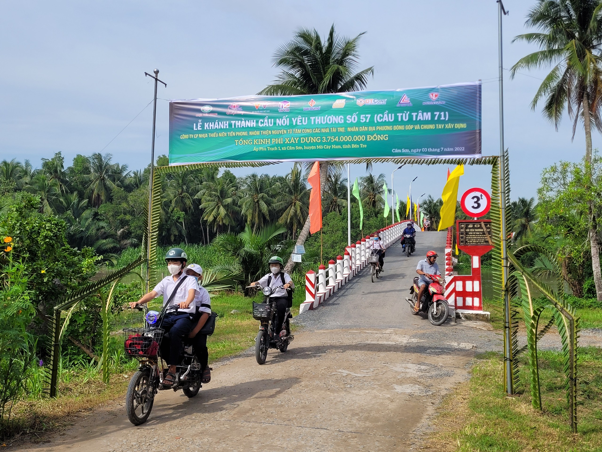 Niềm vui hân hoan của các em học sinh khi đến trường trên cây cầu mới. Ảnh: Thanh Sơn