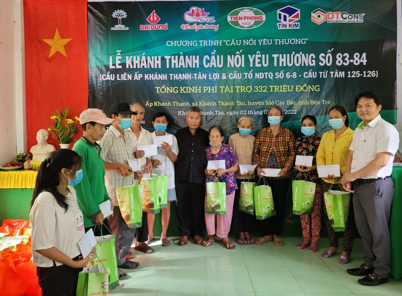 Trao quà cho các em học sinh giỏi vượt khó, các hộ nghèo, gia đình chính sách nhân dịp khánh thành cầu. Ảnh: Thanh Sơn