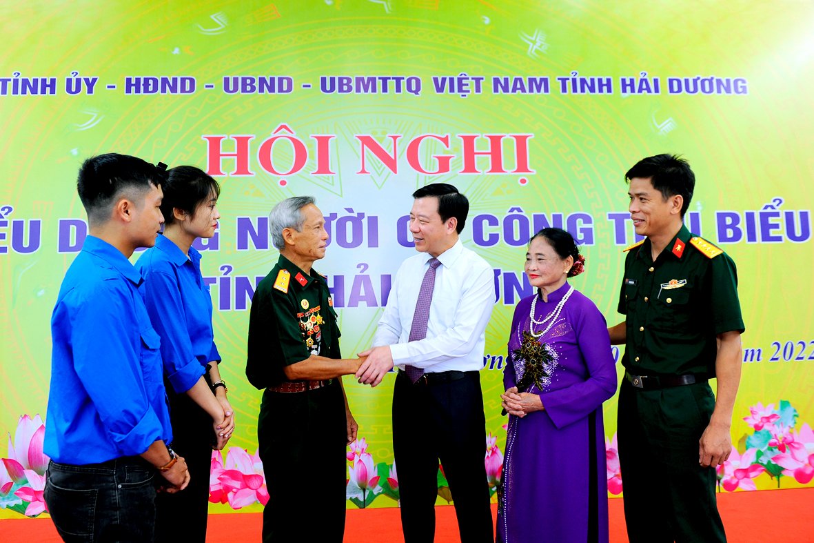 Ông Phạm Xuân Thăng, Bí thư Tỉnh ủy Hải Dương trò chuyện với người có công tiêu biểu và đại biểu trẻ tuổi tham dự Hội nghị biểu dương người có công tiêu biểu tỉnh Hải Dương. Ảnh: Thành Chung