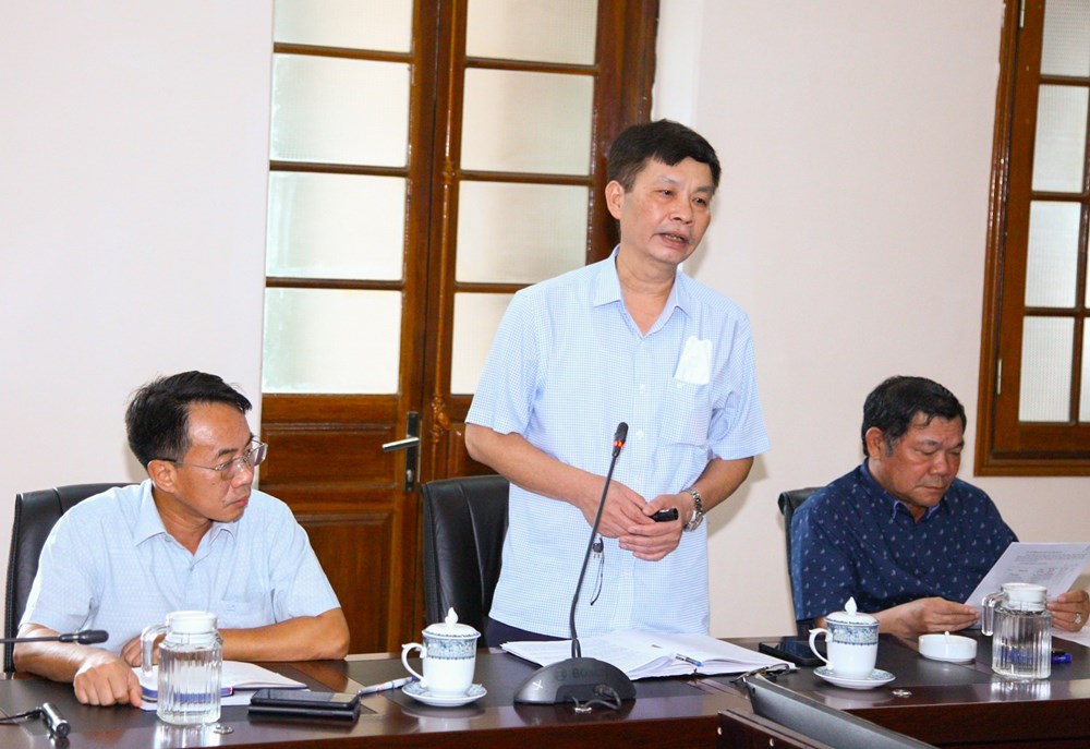 Ông Đỗ Tuấn Anh, Tổng Giám đốc Ban Quản lý Dự án đầu tư xây dựng các công trình giao thông Hải Phòng báo cáo tại cuộc họp