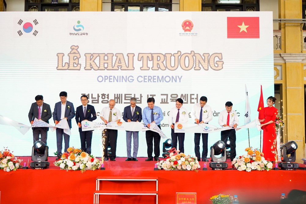 Các đại biểu cắt băng chính thức khai trương Trung tâm Giáo dục thông minh. Ảnh: ĐT