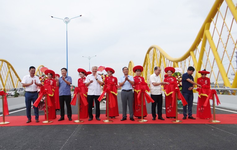 Các đại biểu cắt băng thông xe. Ảnh: Phùng Nguyện