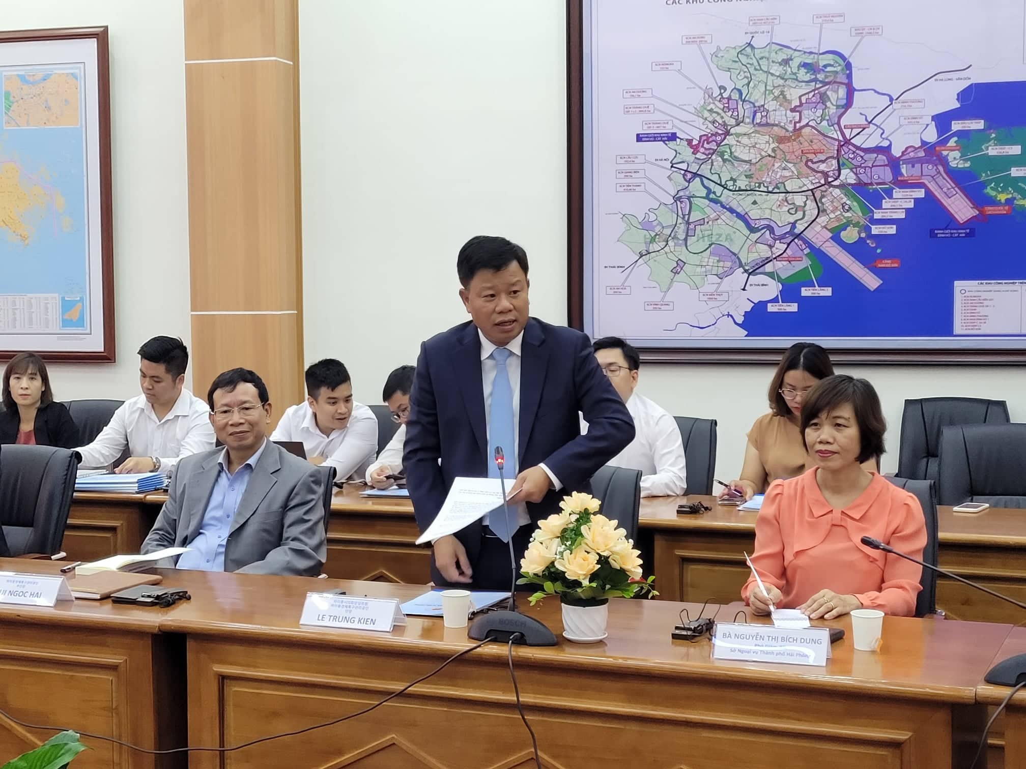 Ông Lê Trung Kiên, Trưởng ban Ban Quản lý Khu kinh tế Hải Phòng phát biểu tại hội nghị