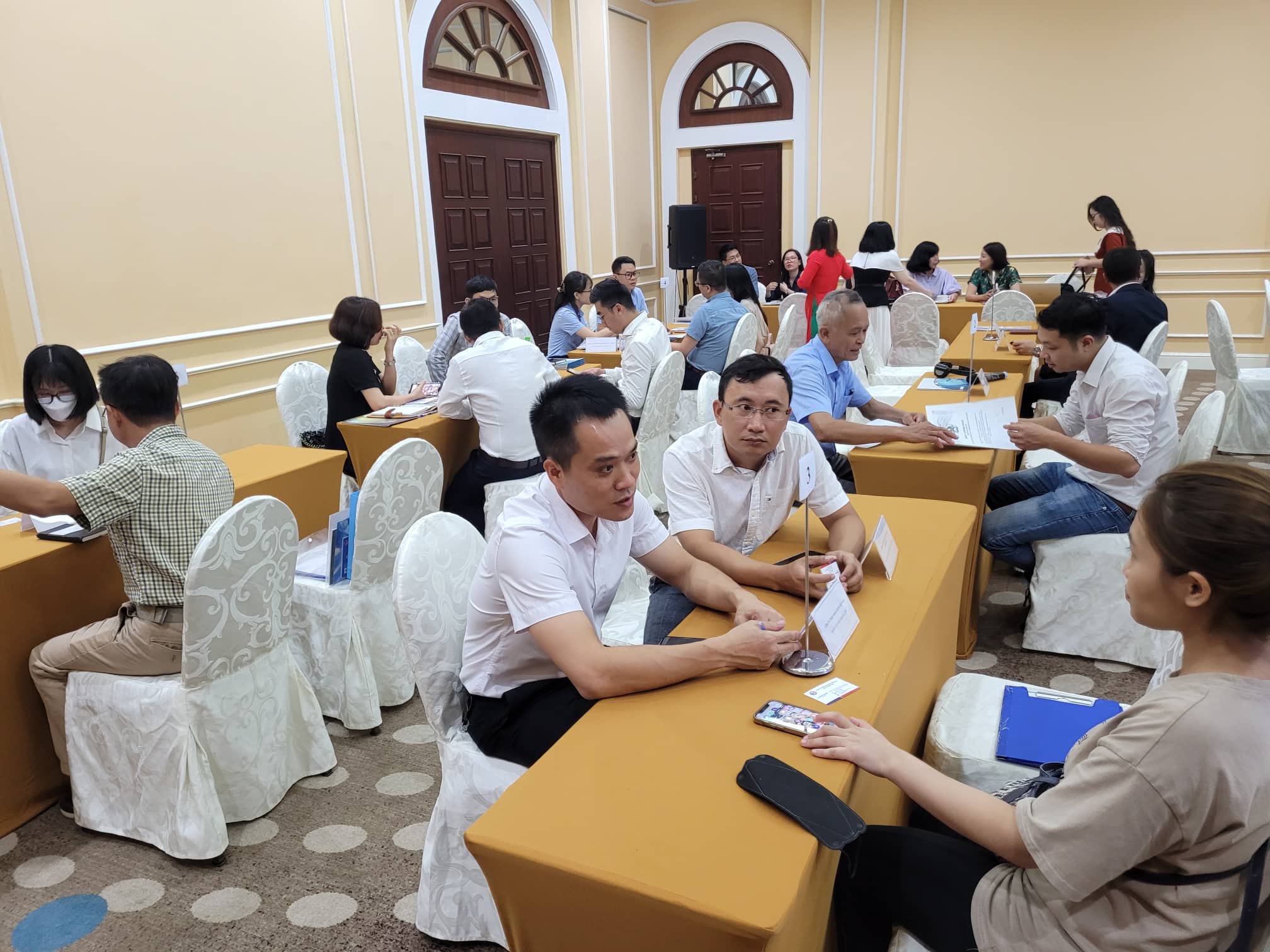 Các doanh nghiệp Việt Nam - Hàn Quốc tại TP.Hải Phòng có nhu cầu tìm kiếm đối tác, hợp tác đầu tư được chia thành từng nhóm để trao đổi thông tin. Ảnh: Thanh Sơn
