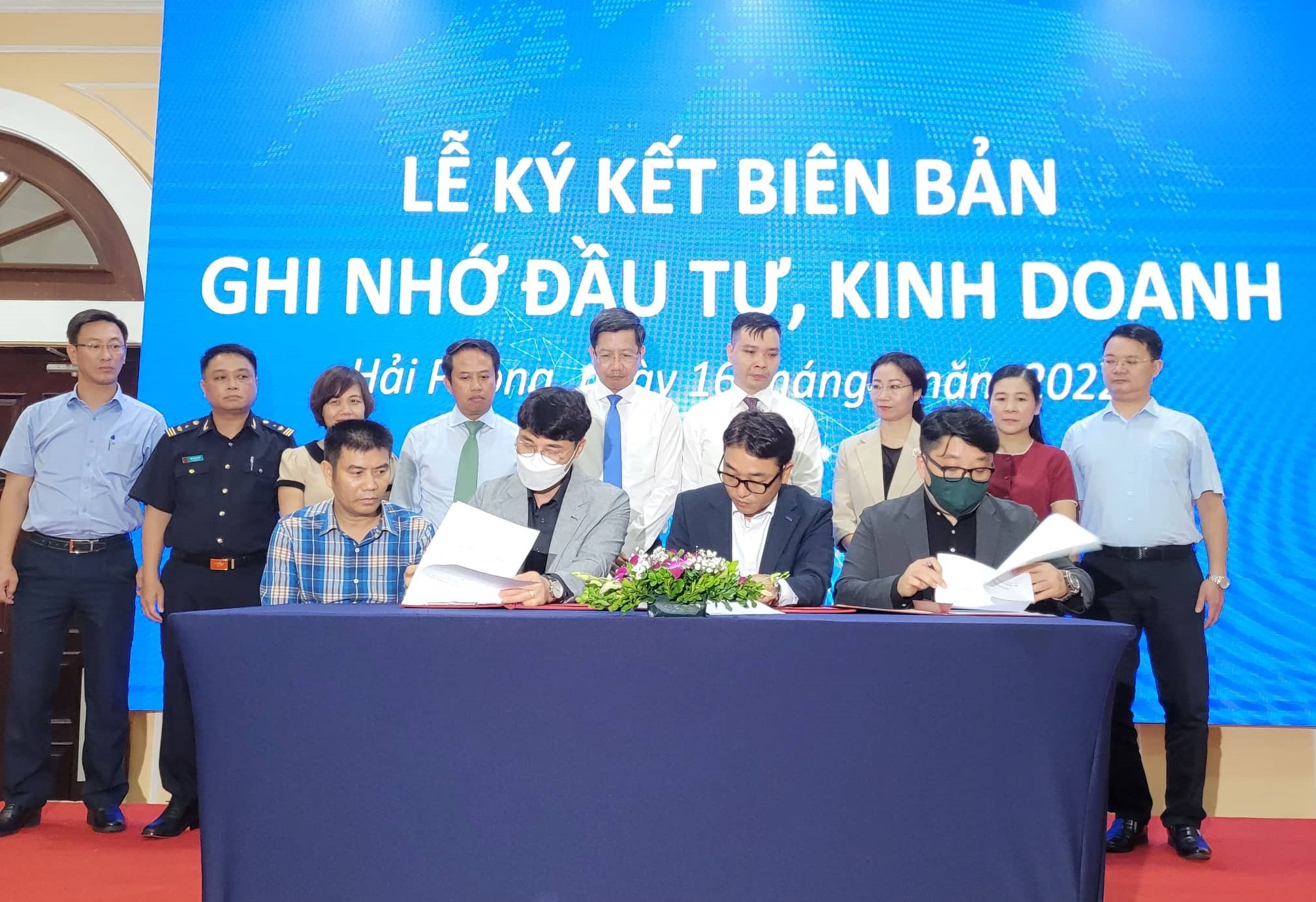 Ký kết Biên bản Hợp tác đầu tư, kinh doanh giữa một số doanh nghiệp và nhà đầu tư. Ảnh: Thanh Sơn